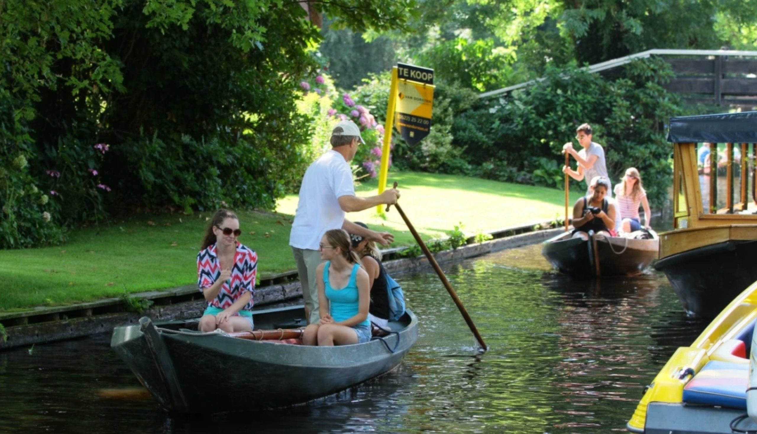 Giethoorn, a village in the Netherlands, is renowned for its absence of roads, resembling a scene from a fairytale. Residents and visitors navigate the village via canals and footpaths.