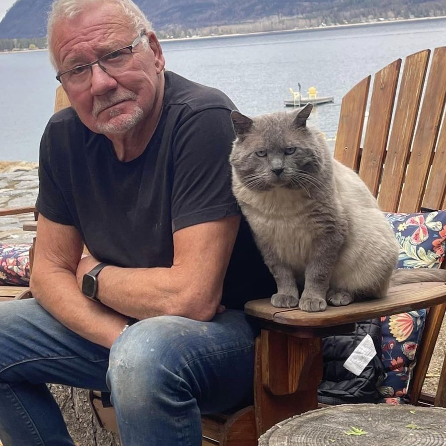 Man Who’s Never Been a Cat Fan Falls in Love with ‘Grumpy-Looking’ Cat Sporting Big Cheeks and Droopy Eyes