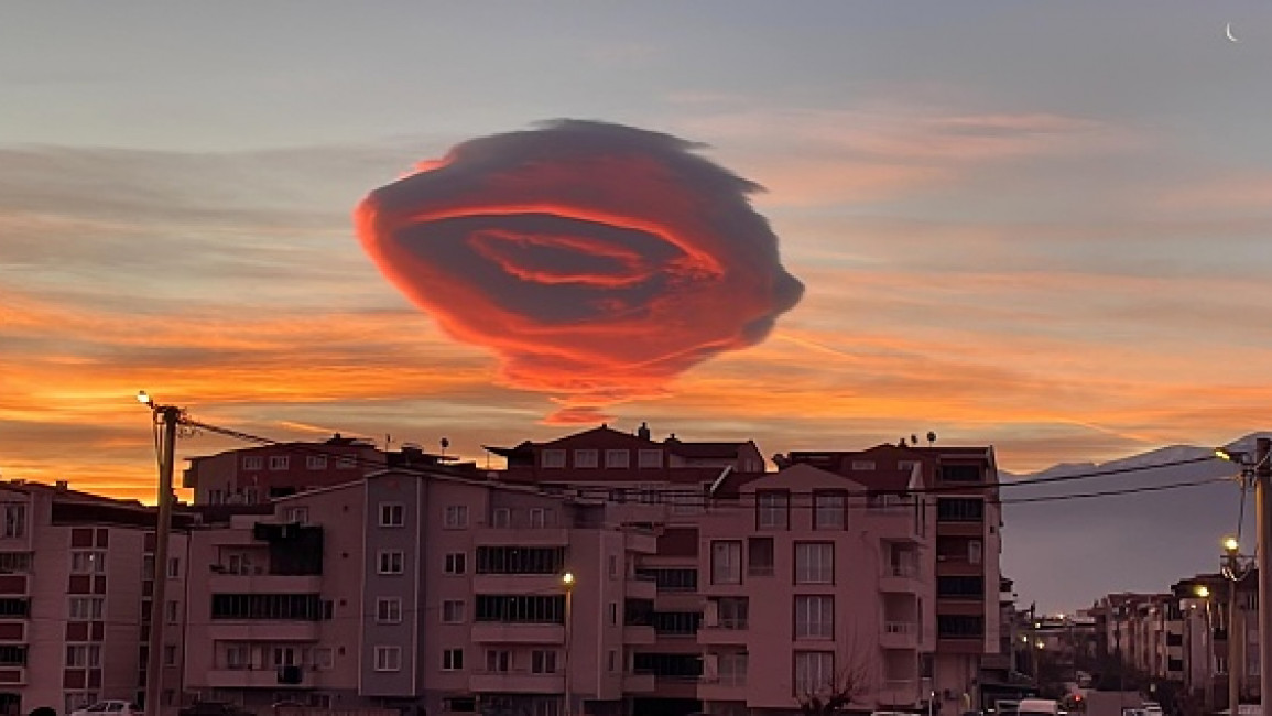 Detection of object-shaped clouds flying over the Keck observatory in the sky of Hawaii