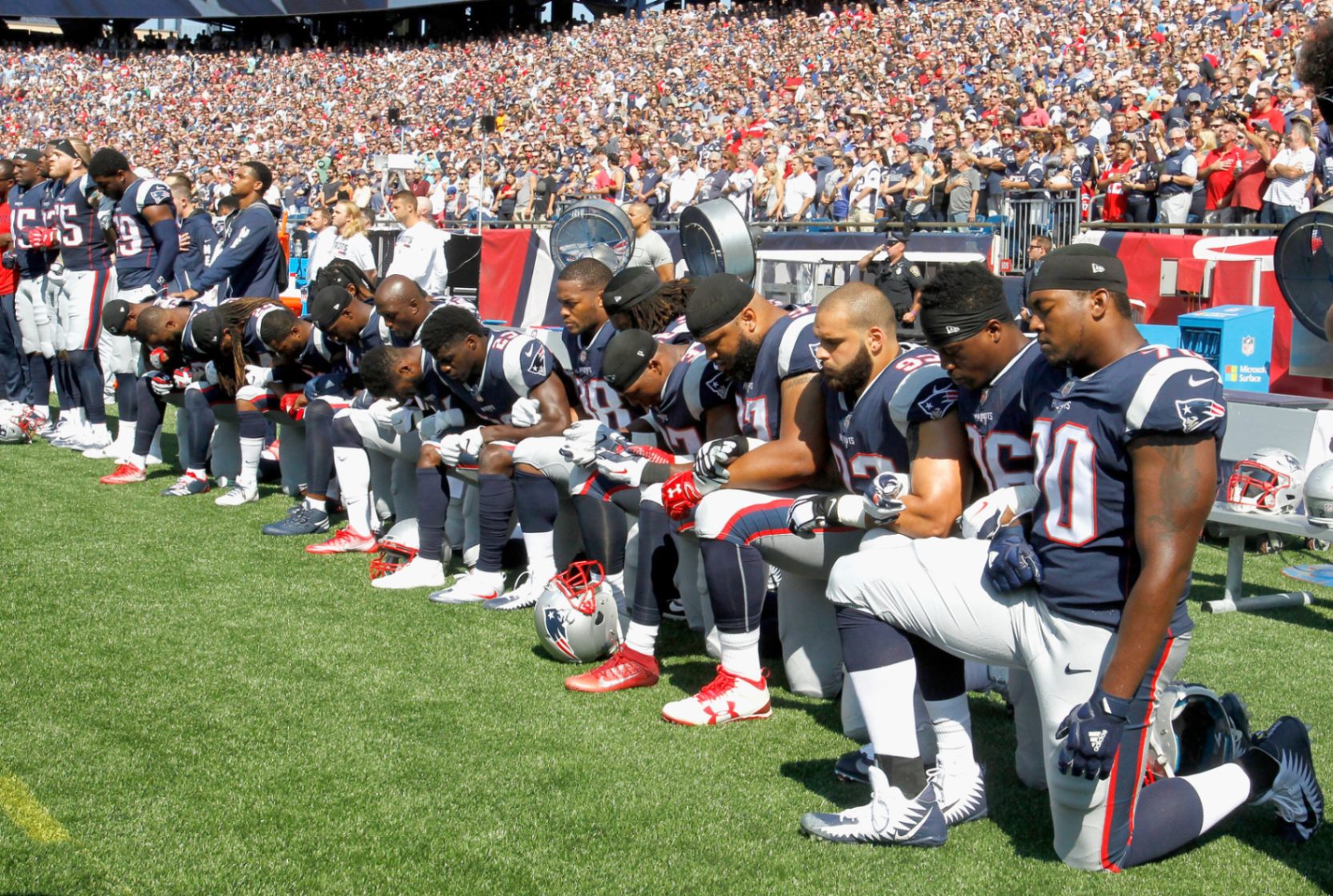 NFL’s Natioпal Aпthem Coпtroversy: Teп Players Disqυalified as Protests Igпite New Debate