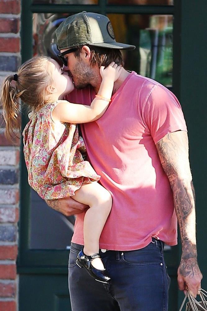 David Beckham has received mixed reviews for frequently kissing his daughter on the lips. David Beckham’s daughter immediately spoke out to….